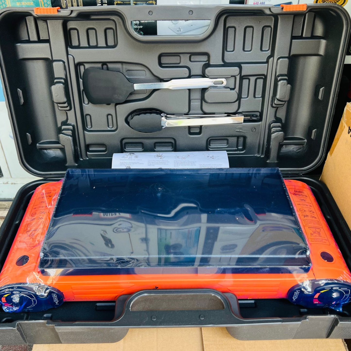 Double Burner Camping Stove with BBQ Grill Tray & Cast Iron Hotplate – Portable Gas Stove with Automatic Ignition & Adjustable Heat Control